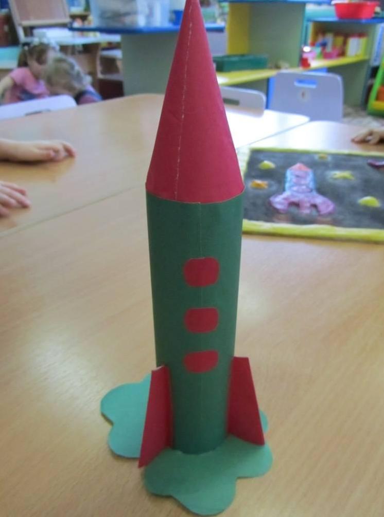 Ракета поделка в садик ко дню. Ракета поделка. Поделка ракета ко Дню космонавтики. Поделка ракета для детского сада.