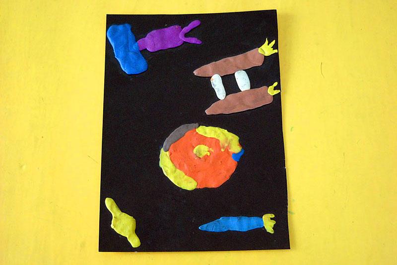 Поделки своими руками День космонавтики. Ракеты и спутники вокруг планеты Поделки для детского сада