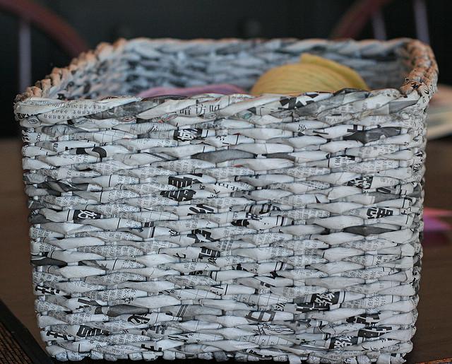 Поделки своими руками Плетение. Плетеная корзинка из газет для швейных принадлежностей Поделки на праздники