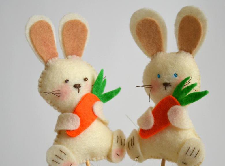 Поделки своими руками Мягкие игрушки. Зайчики с морковками из фетра Поделки на праздники