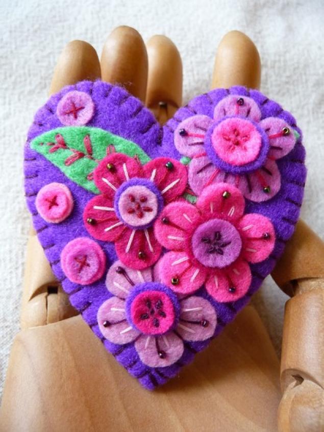 Поделки своими руками Поделки из ткани. Сердце украшенное цветами Поделки для детского сада