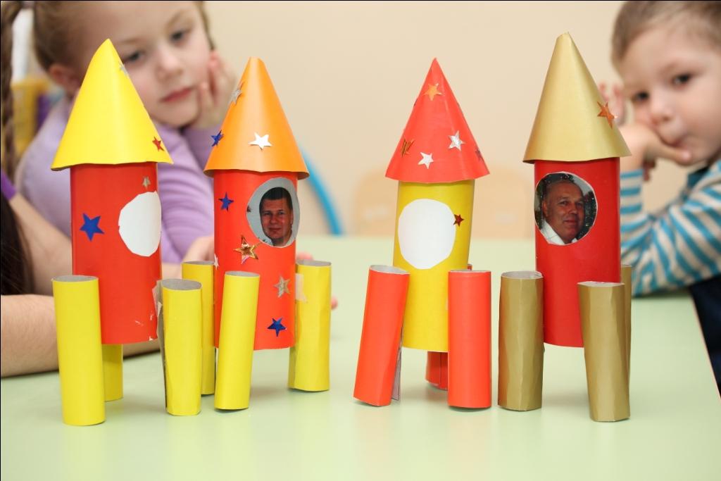 Поделки своими руками День космонавтики. Ракета с космонавтами из цветной бумаги Поделки для детского сада