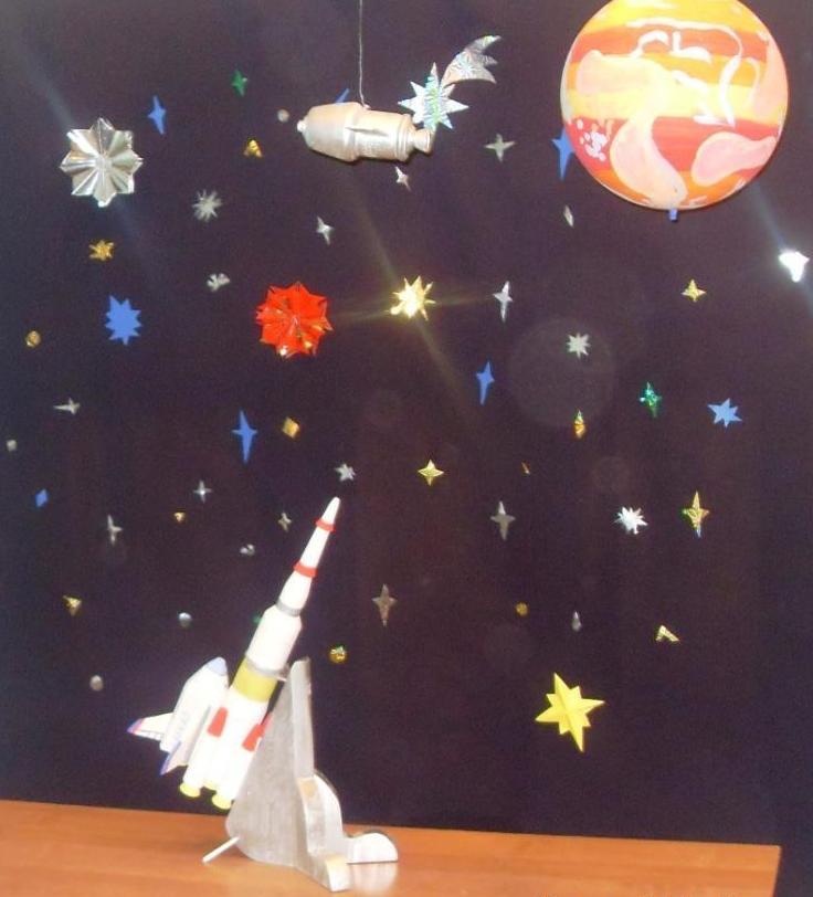 Поделки своими руками День космонавтики. Космос и ракета на старте на юпитер Поделки на праздники