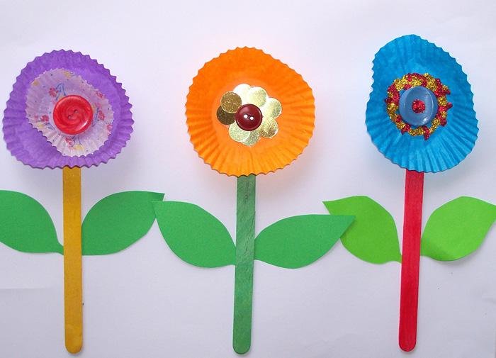 Поделки своими руками 8 марта. Цветы из пуговиц и упаковок от кексов Поделки для детского сада