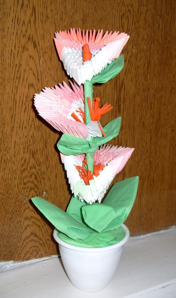 Поделки своими руками Поделки из цветной бумаги. Комнатные цветы модульное оригами Поделки на праздники