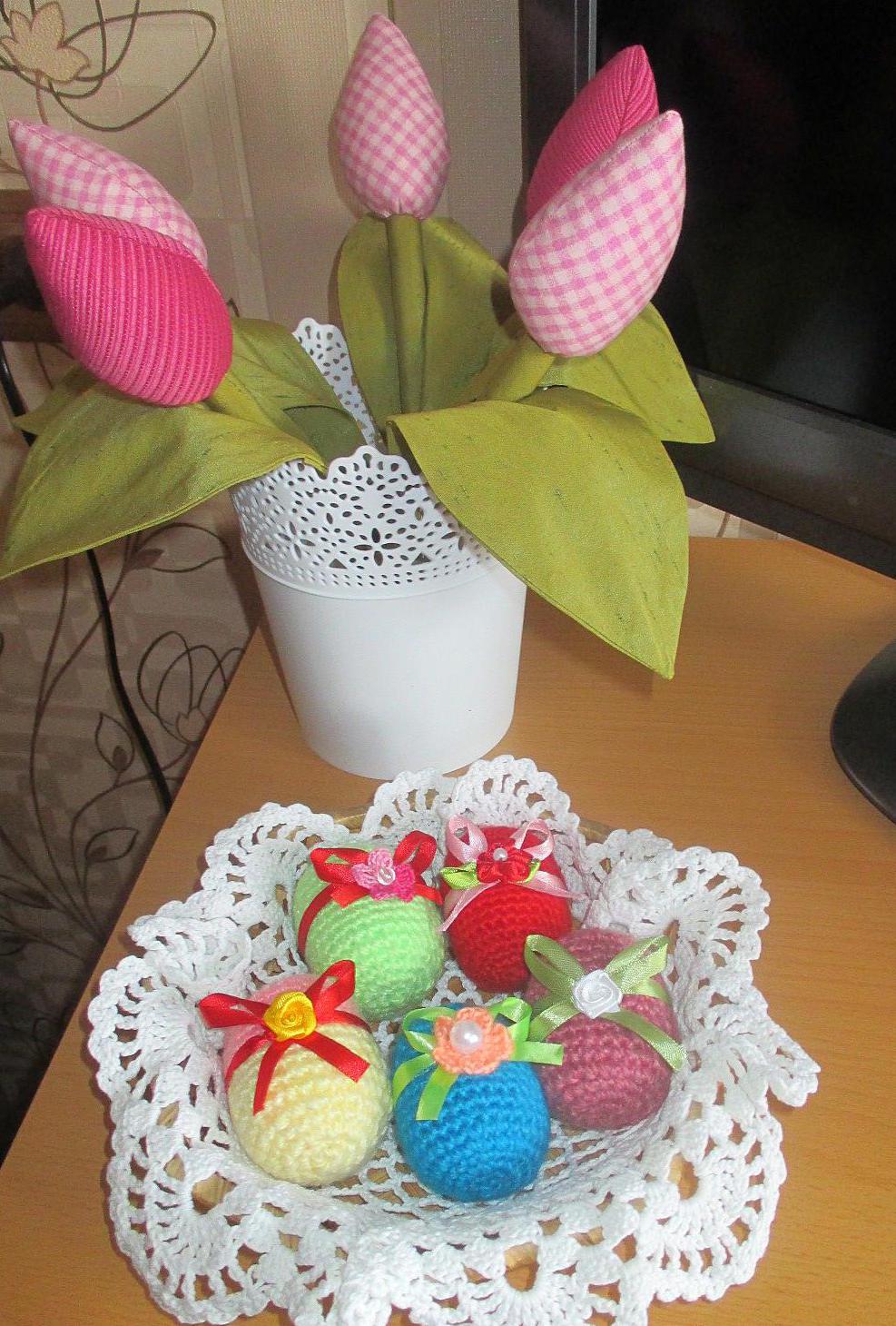 Поделки своими руками Пасха. Вязанные яйца и тюльпаны из ткани Поделки для детского сада