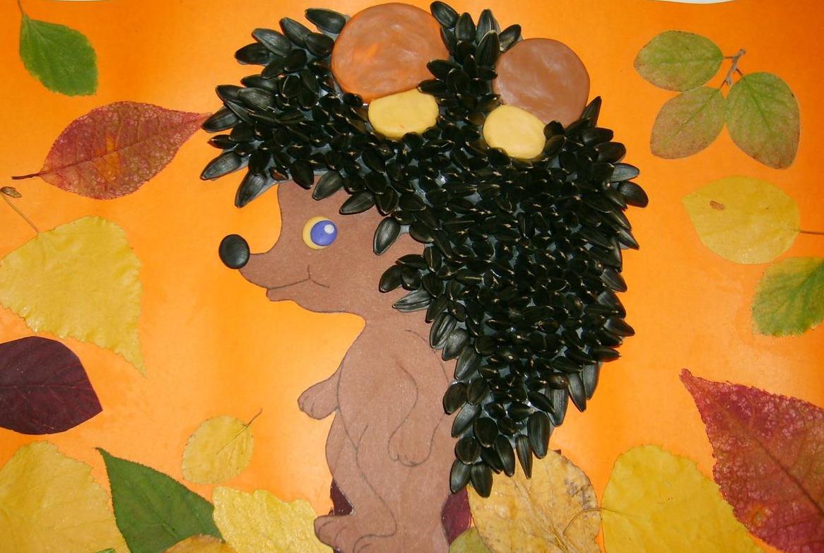 Осенняя аппликация «Ежик» из опавших листьев для детей