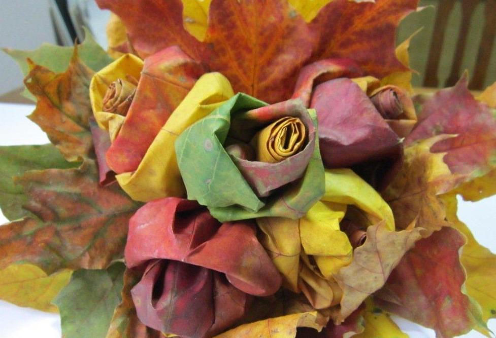 Поделки своими руками осень. Роза из осенних листьев Поделки для детского сада